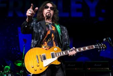 ACE FREHLEY - FAN-FILMED VIDEO FROM SOLO SHOW IN NEW YORK SURFACES