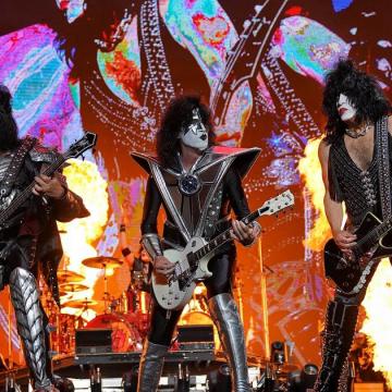 KISS SHARES VIDEO FROM BUENOS AIRES CONCERT; "WHAT AN AMAZING NIGHT!"
