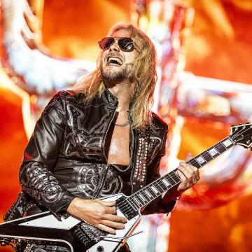JUDAS PRIEST GUITARIST RICHIE FAULKNER PLAYS HIS FAVOURITE GUITAR RIFFS (VIDEO)