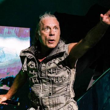 IRON MAIDEN'S BRUCE DICKINSON PREMIERS OFFICIAL MUSIC VIDEO FOR NEW SOLO SONG "RAIN ON THE GRAVE"