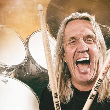 IRON MAIDEN DRUMMER NICKO MCBRAIN REVEALS "VERY SERIOUS HEALTH PROBLEM"; VIDEO MESSAGE