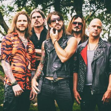 NESTOR - HARD ROCK OUTFIT SURPRISE WITH HEARTWARMING RECAP VIDEO FOR "THESE DAYS" TRACK