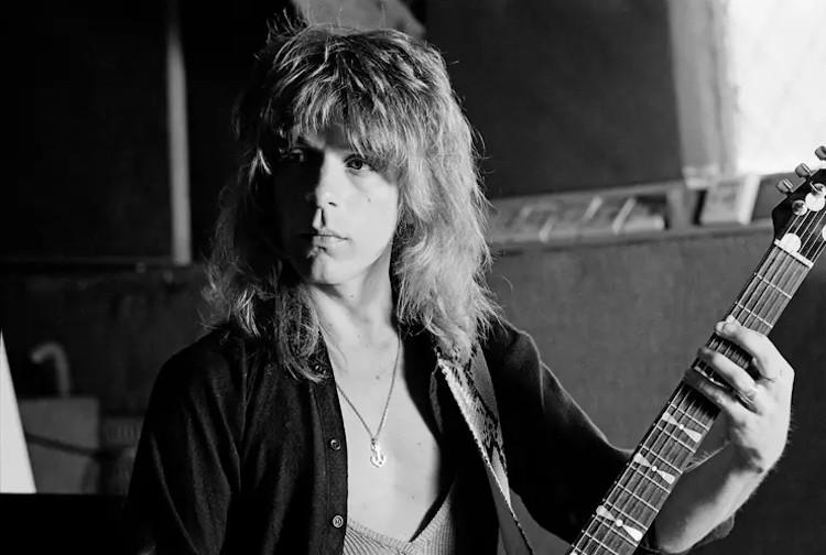 RANDY RHOADS: ΔΕΝ ΞΕΧΝΑΜΕ ΤΟΝ ΜΕΓΑΛΟ ΚΙΘΑΡΙΣΤΑ - ΕΦΥΓΕ ΣΑΝ ΣΗΜΕΡΑ 19/3/1982