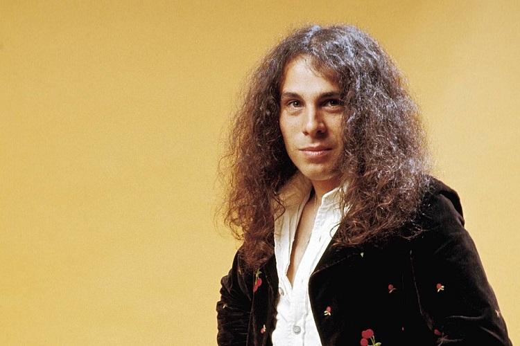 RONNIE JAMES DIO: COMIC BIBΛΙΟ ΒΑΣΙΣΜΕΝΟ ΣΤΟ ΕΞΩΦΥΛΛΟ ΤΟΥ "ΗΟLY DIVER"