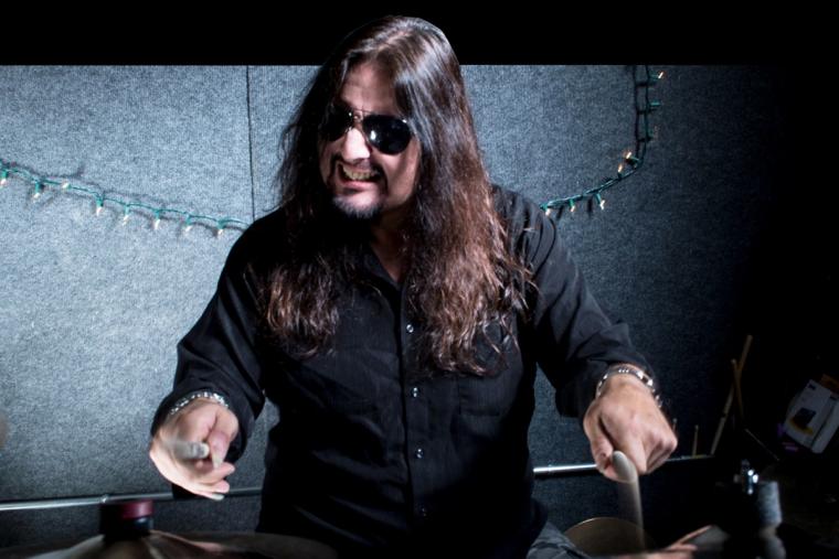 GENE HOGLAN : ΕΙΜΑΙ ΜΕΤΑΛΑΣ ΑΛΛΑ ΤΑ ΜΟΥΣΙΚΑ ΜΟΥ ΕΝΔΙΑΦΕΡΟΝΤΑ ΔΕΝ ΠΕΡΙΟΡΙΖΟΝΤΑΙ ΣΤΟ METAL.