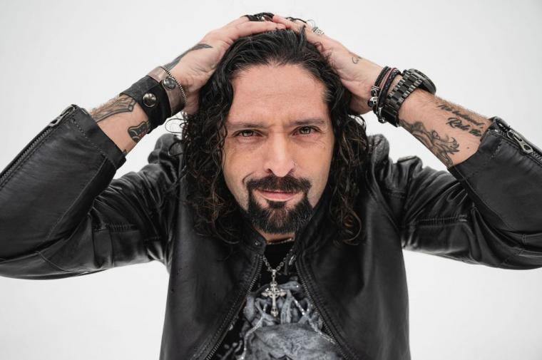 RONNIE ROMERO DEBUTS MUSIC VIDEO FOR COVER OF MANOWAR'S "METAL DAZE"