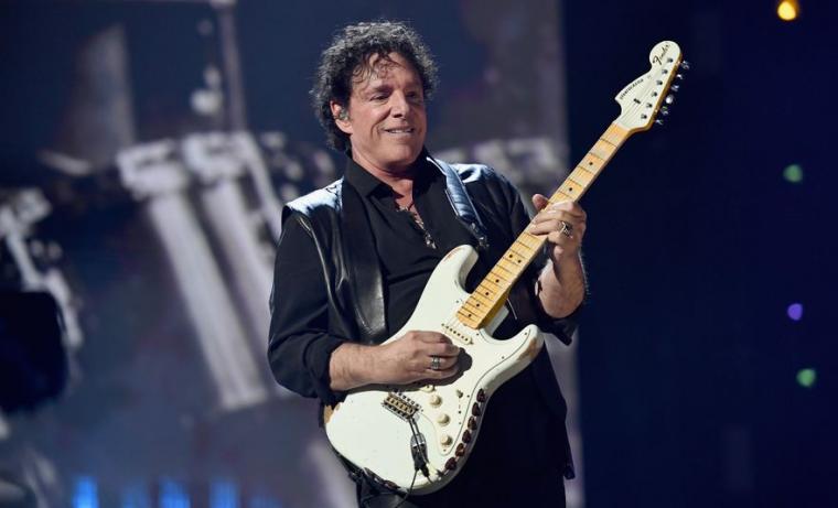 Ο NEAL SCHON ΛΥΝΕΙ ΤΗΝ ΣΙΩΠΗ ΤΟΥ