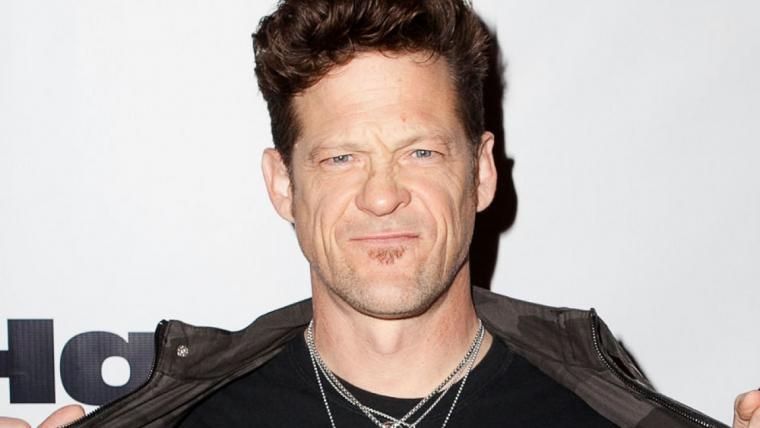 ΔΕΙΤΕ ΤΟΝ JASON NEWSTED ME TOYΣ THE CHOPHOUSE BAND ΝΑ ΔΙΑΣΚΕΥΑΖΟΥΝ TO ROCKIN' IN THE FREE WORLD