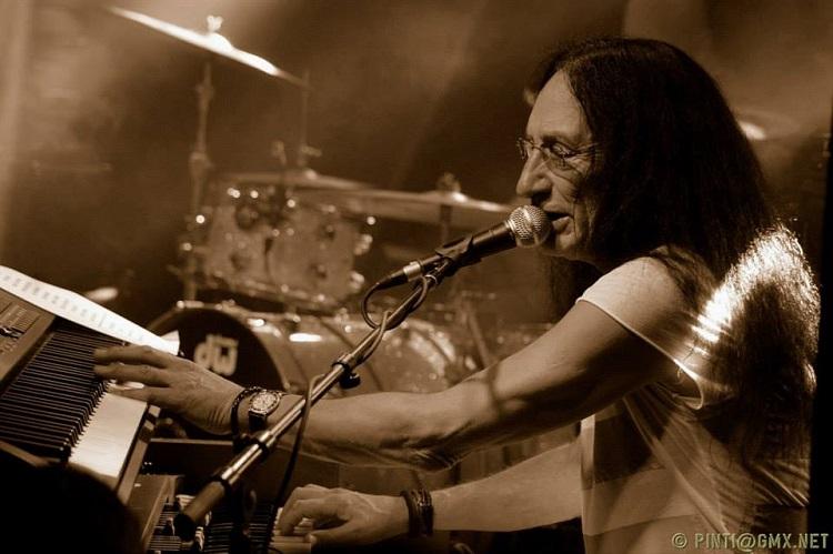 KEN HENSLEY: ΣΙΓΑΣΑΝ ΤΑ ΠΛΗΚΤΡΑ ΤΩΝ URIAH HEEP