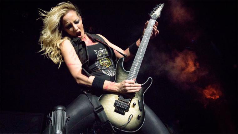 VIDEO ΓΙΑ ΤΗ NITA STRAUSS