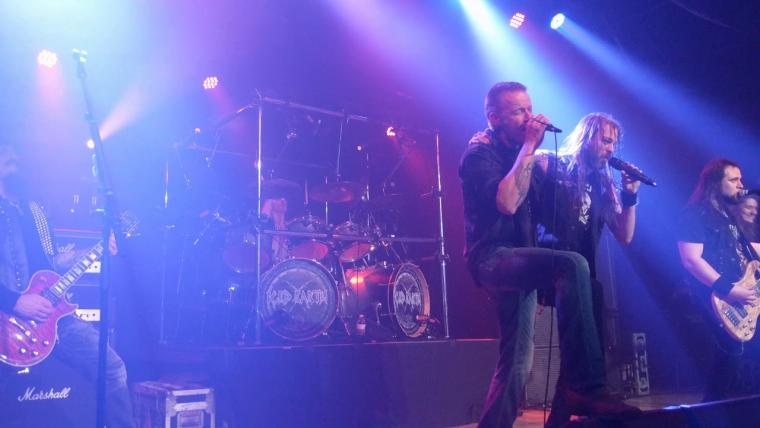 ΔΕΙΤΕ ΤΟΝ MATT BARLOW ΞΑΝΑ ΣΤΗΝ ΣΚΗΝΗ ΜΕ ΤΟΥΣ ICED EARTH