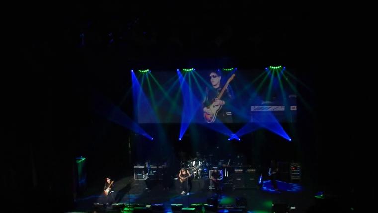 Ο NEAL SCHON ΣΥΝΑΝΤΑ ΤΟΥΣ JOE SATRIANI, PHIL COLLEN, JOHN PETRUCCI ΣΤΗ ΔΙΑΣΚΕΥΗ ΤΟΥ 'SUPERSTITION' ΣΤΟ OAKLAND 